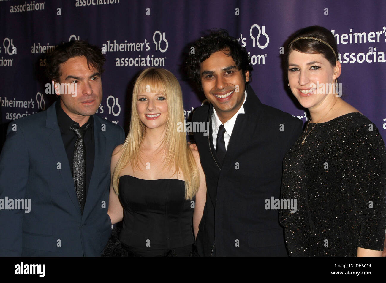 + body measurements & other facts. Mayim Bialik Freund - Johnny Galecki Stockfotos Und Bilder Kaufen Alamy