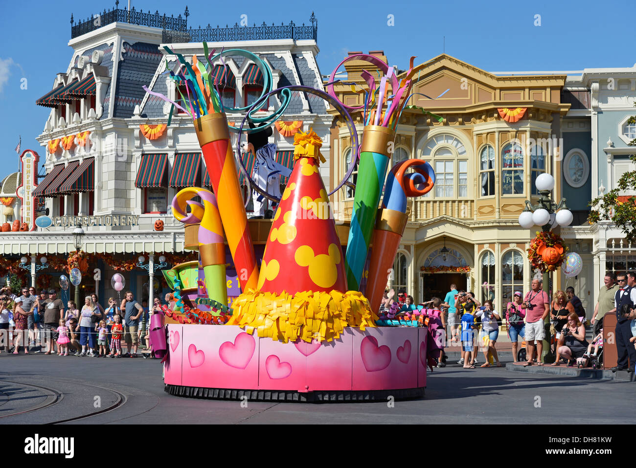 Bei einer Parade auf der Main Street, Magic Kingdom, Disney World Resort in Orlando Florida schweben Stockfoto