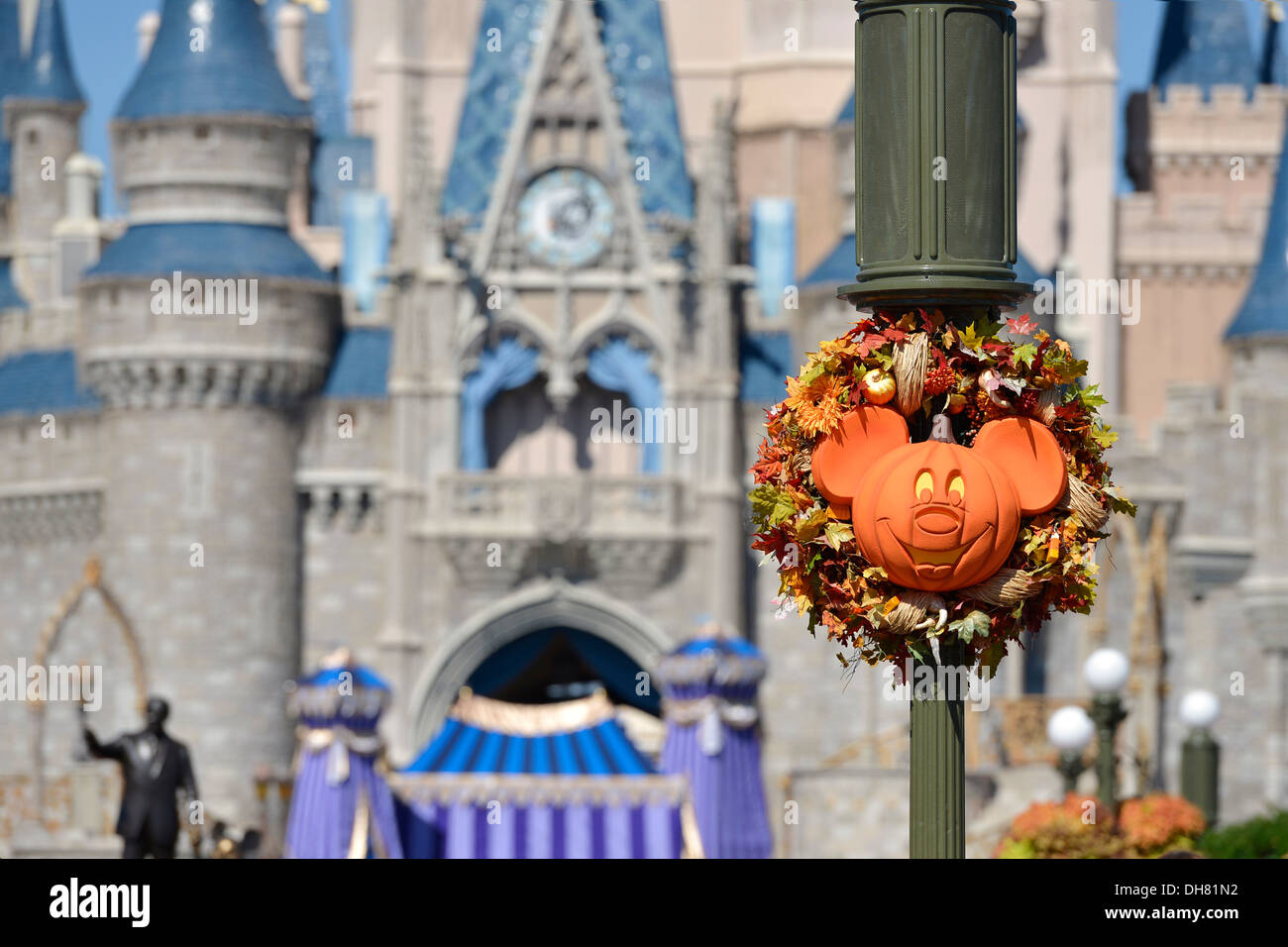 Halloween-Thema und Dekorationen Blick auf Cinderella Castle, Magic Kingdom, Disney World Resort, Orlando Florida Stockfoto