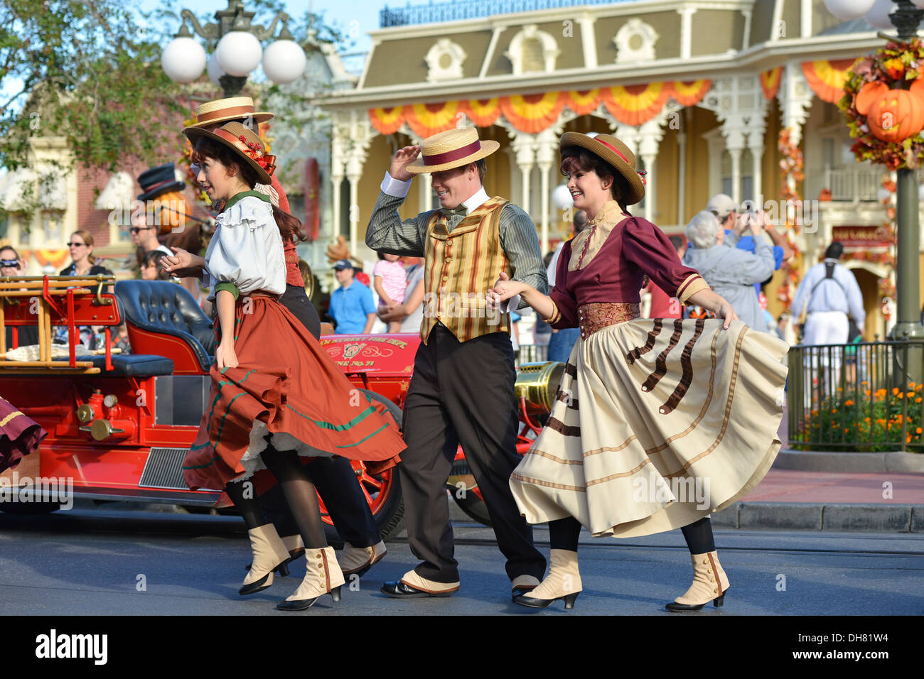 Main Street Trolley zeigen Darsteller, Charaktere auf Main Street, Magic Kingdom, Disney World Resort in Orlando Florida Stockfoto