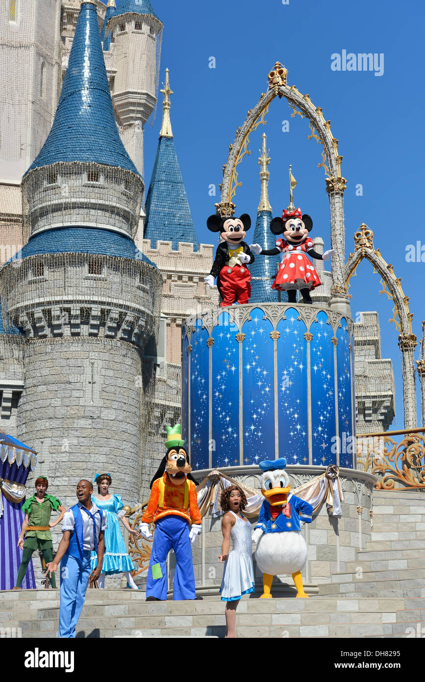 Mickey Mouse & andere Zeichen, Traum entlang zu zeigen, vor Cinderella Castle im Magic Kingdom, Disney World, Florida Stockfoto
