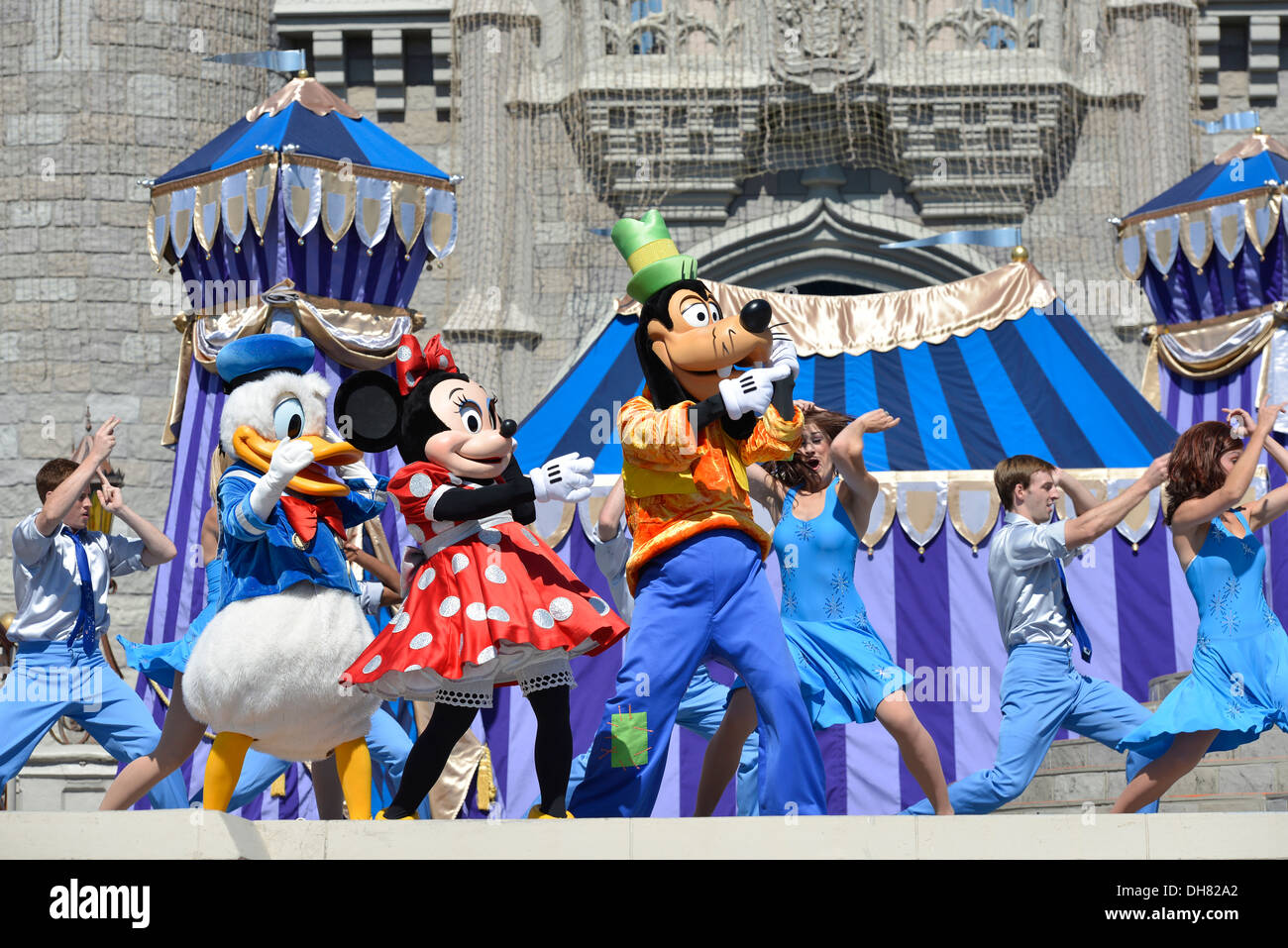 Mickey Maus Minnie andere Charaktere, Traum entlang zu zeigen, vor Cinderella Castle im Magic Kingdom, Disney World, Florida Stockfoto