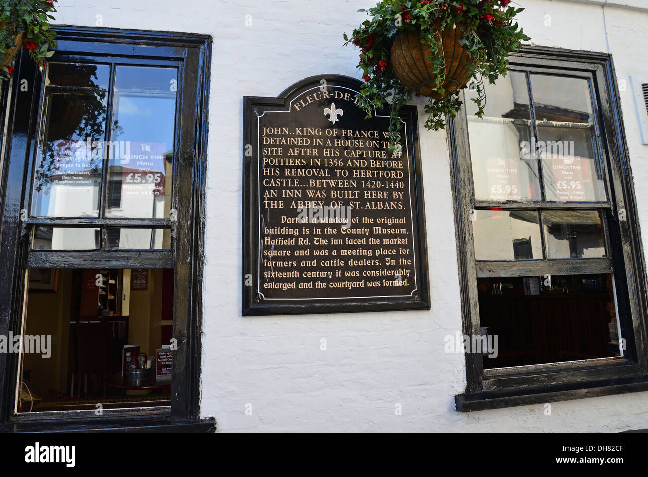 ! 6. Jahrhundert das Fleur de Lys Pub Plaque, Marktplatz, St. Albans, Hertfordshire, England, Vereinigtes Königreich Stockfoto
