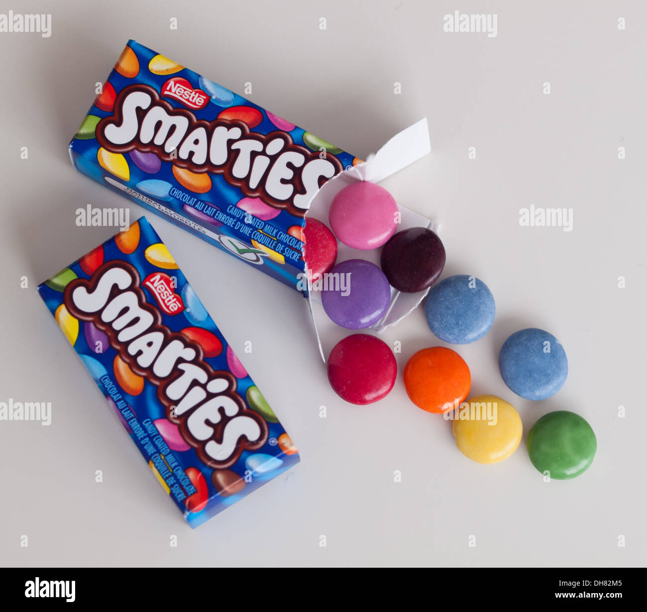 Smarties, eine leckere Farbe variiert, Zucker überzogen, Schokolade  Süßigkeiten von Nestlé hergestellt. Canadian Halloween "Spaß Größe" Box  gezeigt Stockfotografie - Alamy