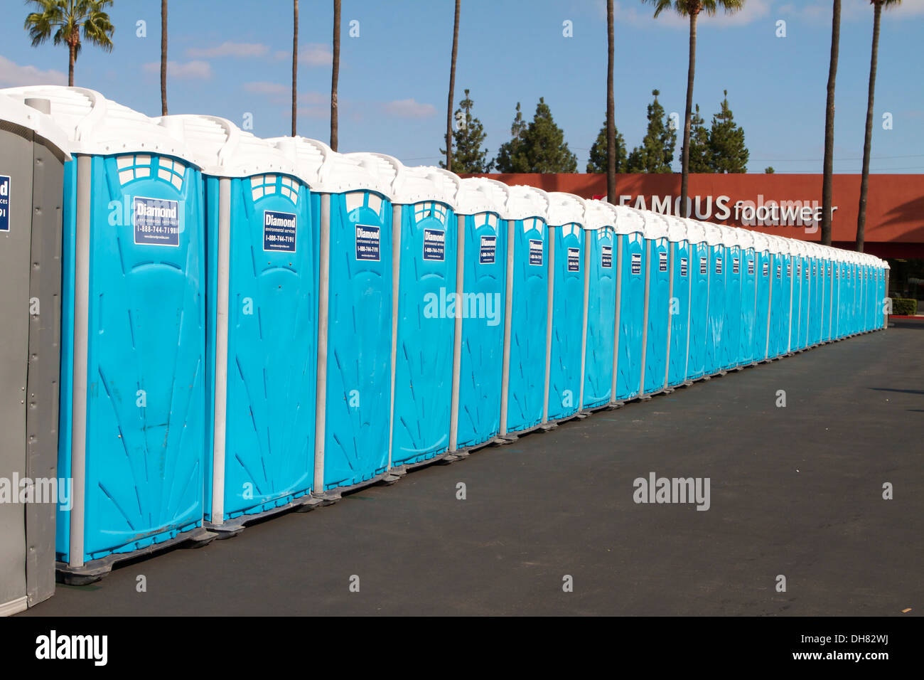 Eine Reihe von Kunststoff portable Töpfchen bei einer Sportveranstaltung in Südkalifornien Stockfoto