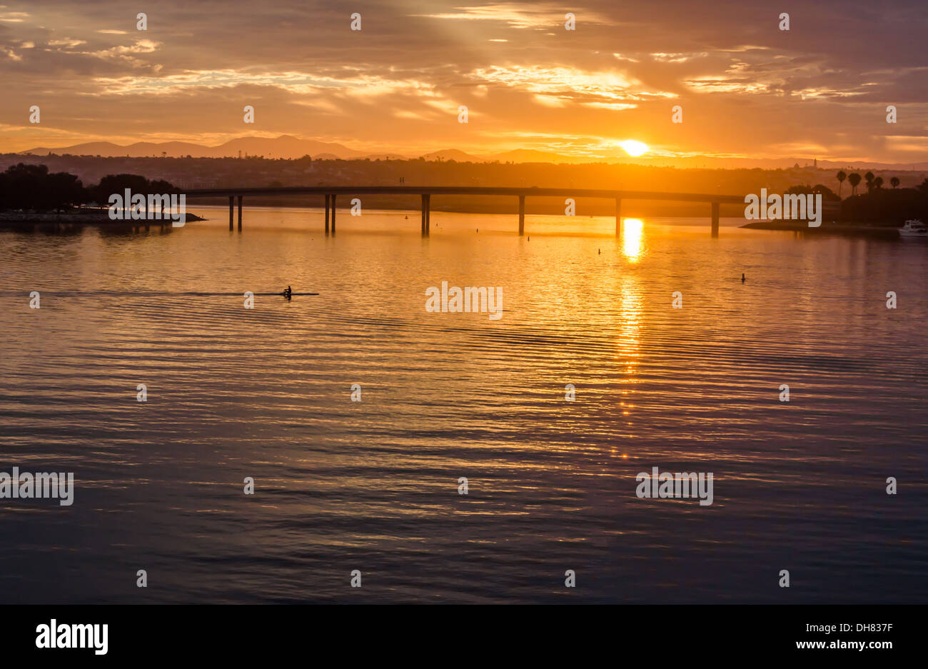 Mission Bay bei Sonnenaufgang. Die Sports Arena Blvd Bridge im Hintergrund. San Diego, Kalifornien, USA. Stockfoto