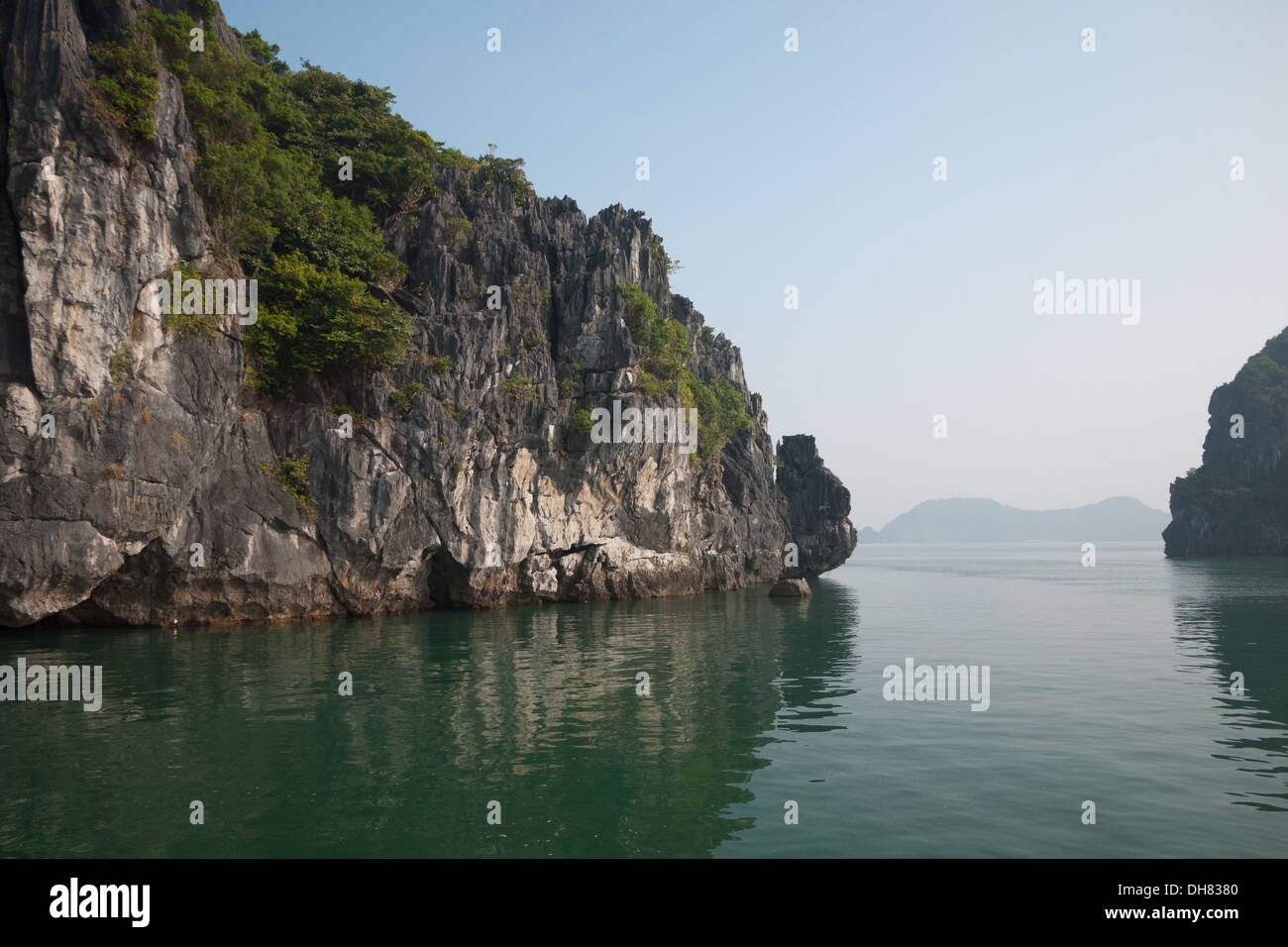 Spektakuläre Karst Kalksteinformationen in Lan-Ha-Bucht, Ha Long Bucht, Vietnam. Stockfoto