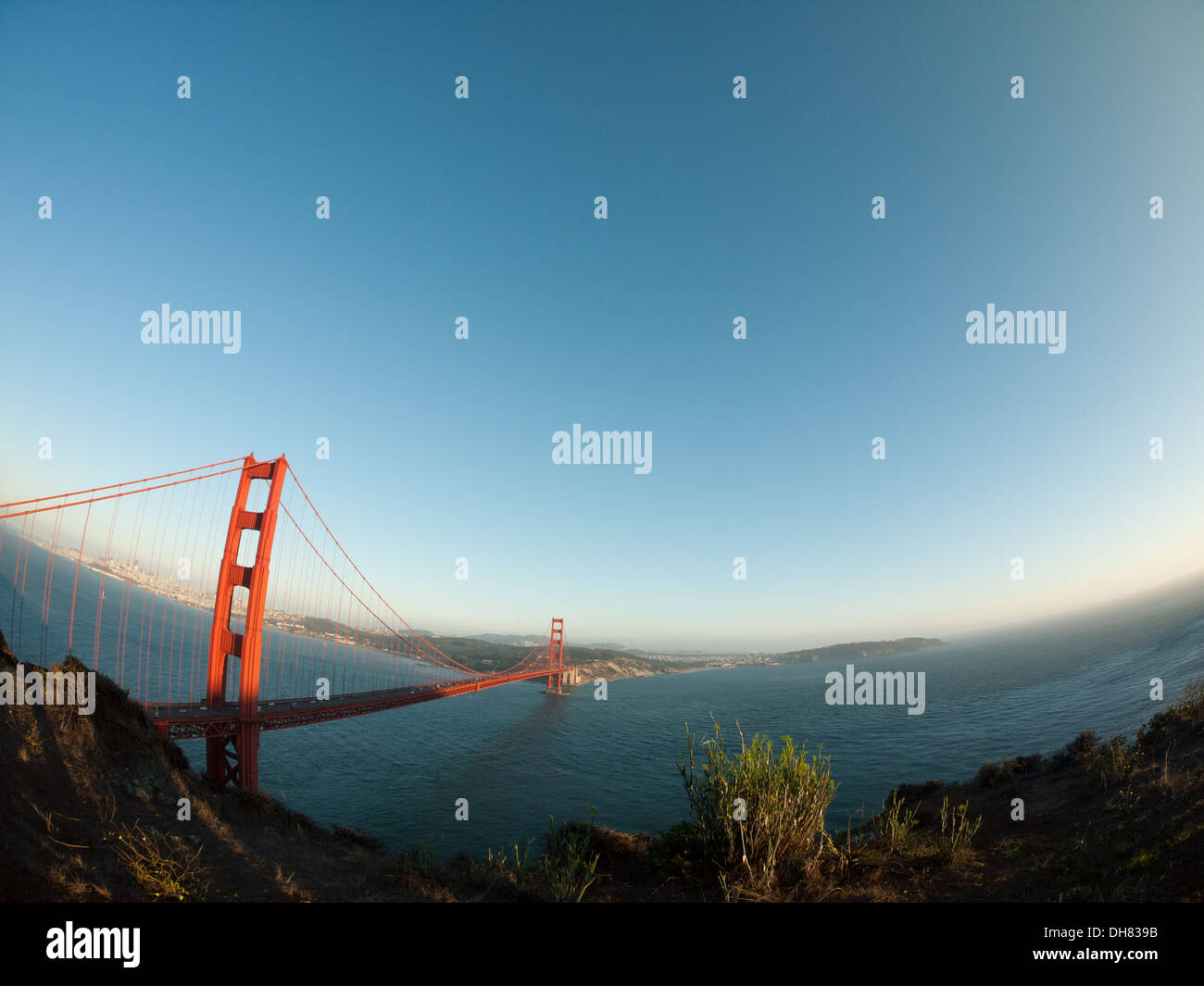 Ein Fischauge Blick auf die spektakuläre Golden Gate Bridge in San Francisco, Kalifornien, USA. Stockfoto