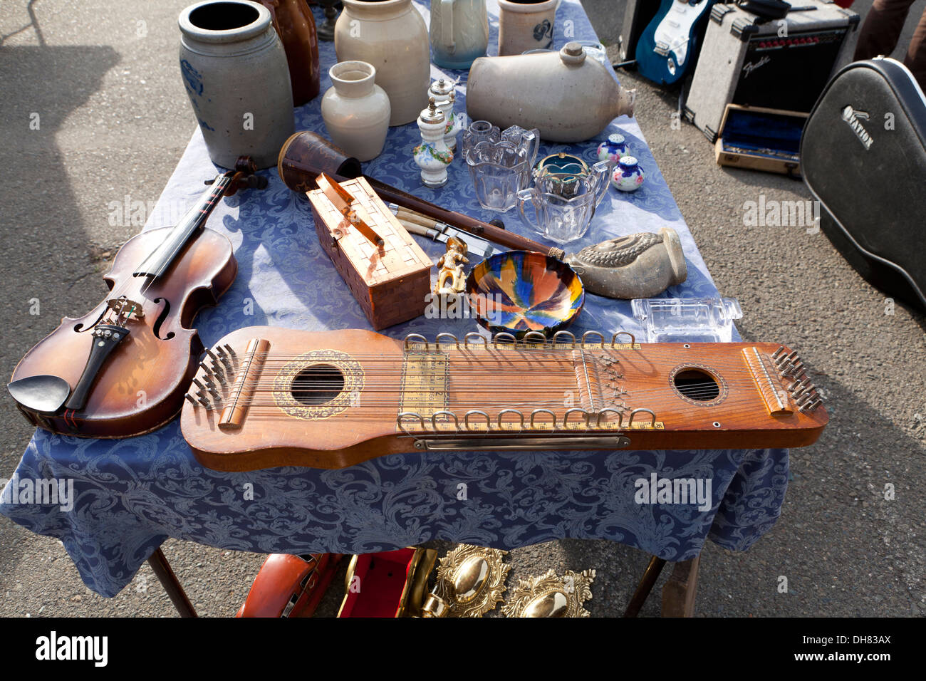 Flohmarkt Artikel auf Tisch - San Francisco, Kalifornien, USA Stockfoto