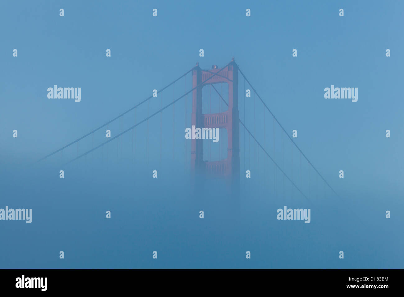 Golden Gate Bridge Tower über Nebel - San Francisco, Kalifornien, USA Stockfoto
