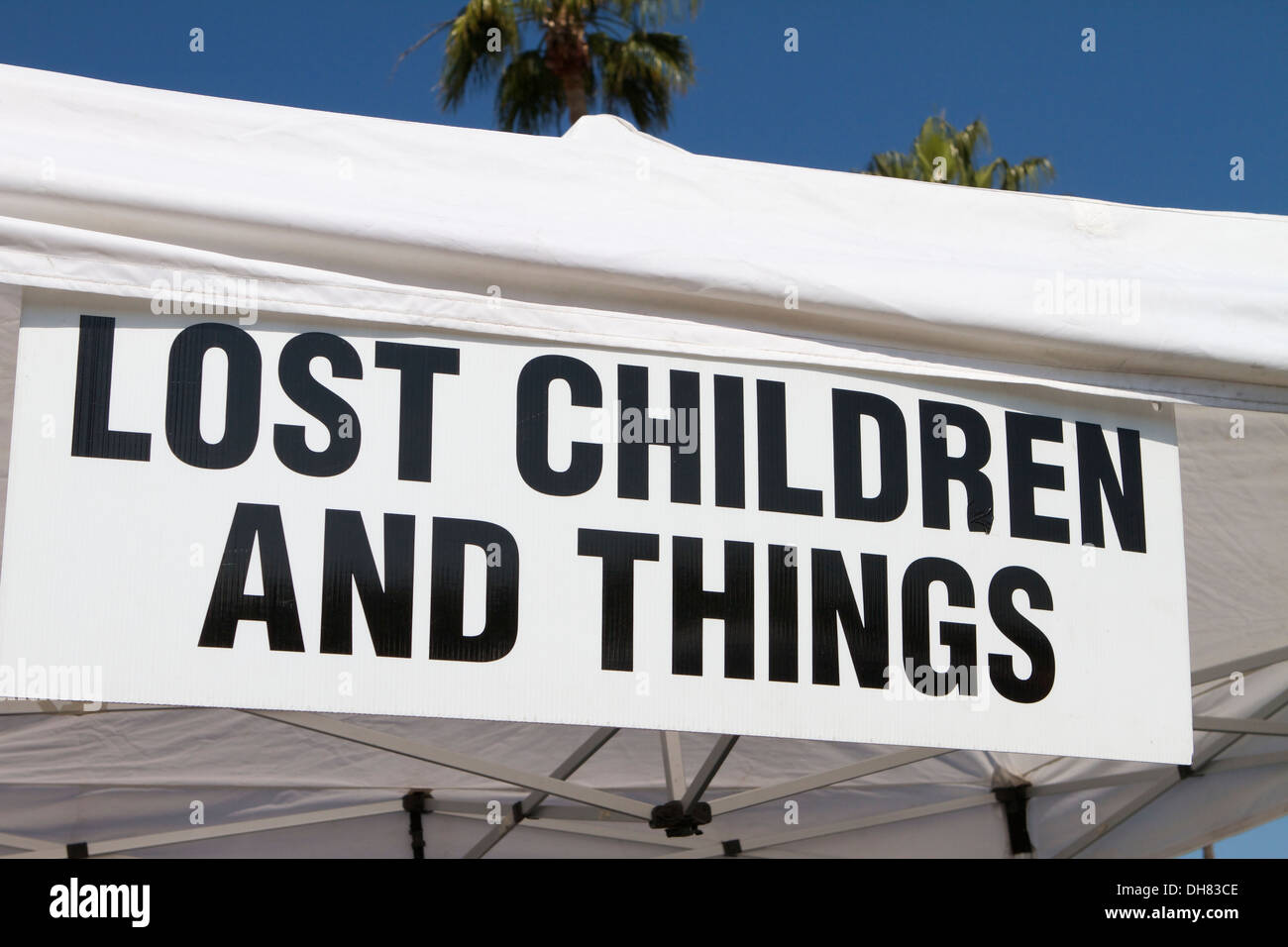 Verlorene Kinder und Dinge melden Sie beim Tustin Dino Dash Straßenrennen in Südkalifornien Stockfoto