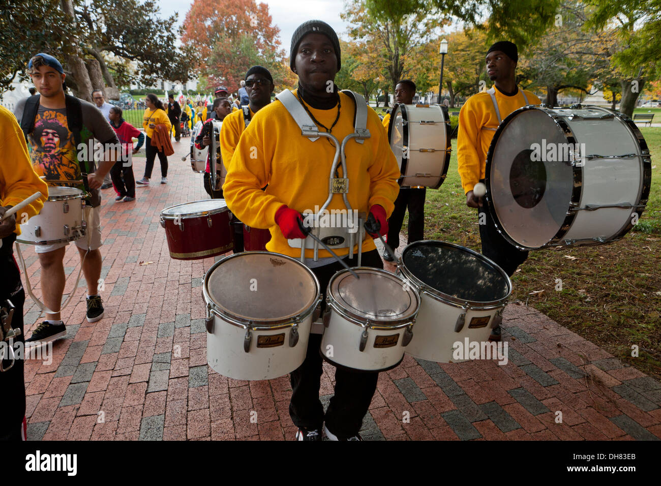 Afrikanisch-amerikanischer Mann spielt dreifache Konfiguration Snare-Drums - Washington, DC USA Stockfoto