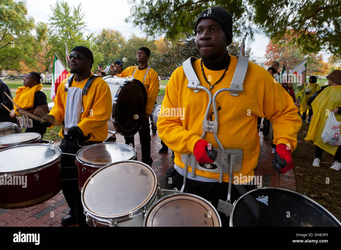 Afrikanisch-amerikanischer Mann spielt dreifache Konfiguration Snare-Drums - Washington, DC USA Stockfoto