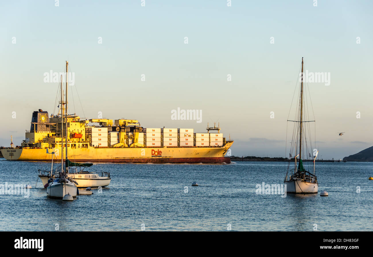 Frachtschiff und Segelboote im Hafen von San Diego. San Diego, Kalifornien, USA. Stockfoto