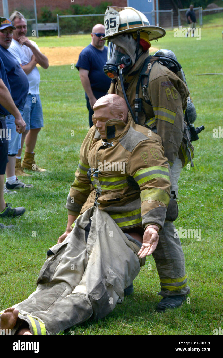 Feuerwehrmann zieht einen Dummy während eines Bohrers, seine Fähigkeiten zu testen, in Greenbelt, Md Stockfoto