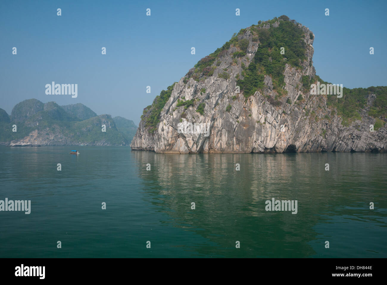 Ein Blick auf die spektakulären Kalkstein Karstformationen in Lan-Ha-Bucht, Halong Bucht, Vietnam. Stockfoto