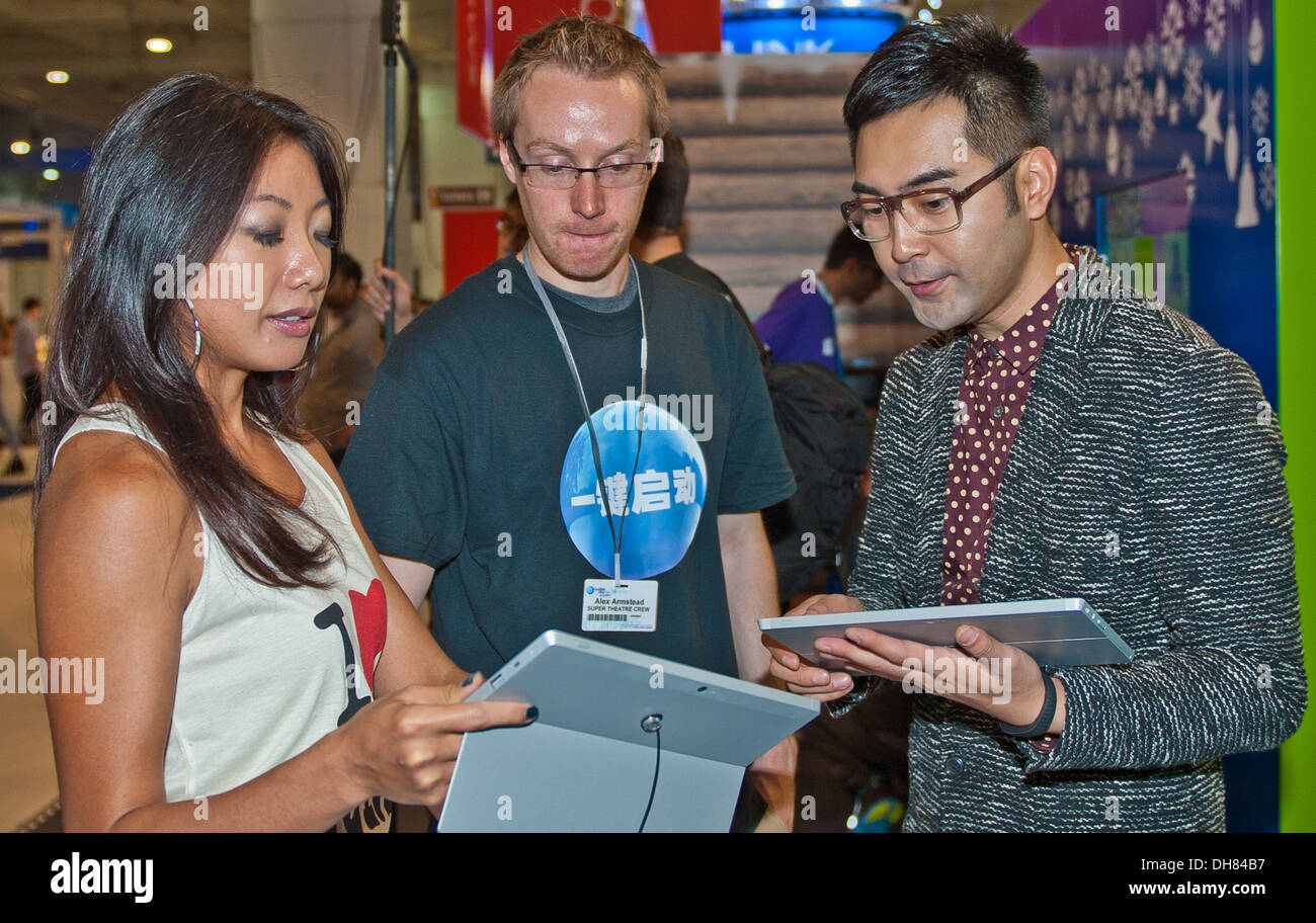 Die neue Moderatoren für die chinesische Version der TVs Gadget Show im Londoner "Gadget Show Live @ Christmas". Stockfoto