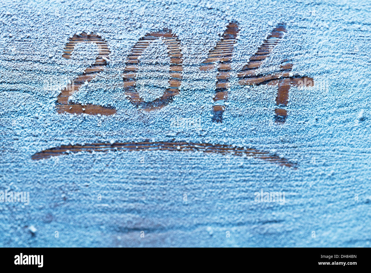 Neujahr 2014 auf Schnee bedeckten hölzernen Schreibtisch. Stockfoto