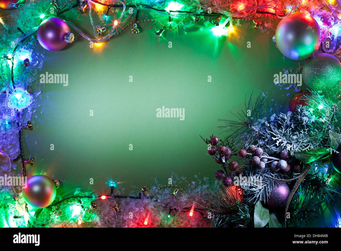 Weihnachten-Rahmen mit Lichterketten und Weihnachtskugeln. Stockfoto