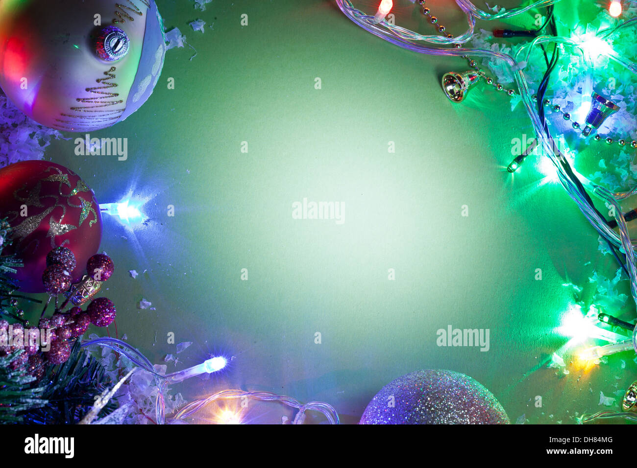 Weihnachten-Rahmen mit Lichterketten und Weihnachtskugeln. Stockfoto