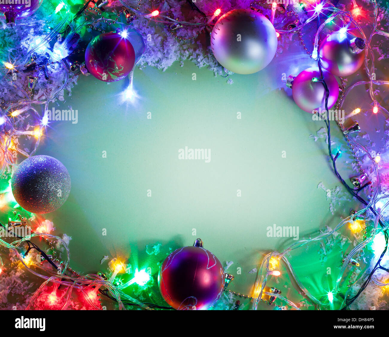 Weihnachten-Rahmen mit Kugeln, Schnee und Lichterketten. Stockfoto