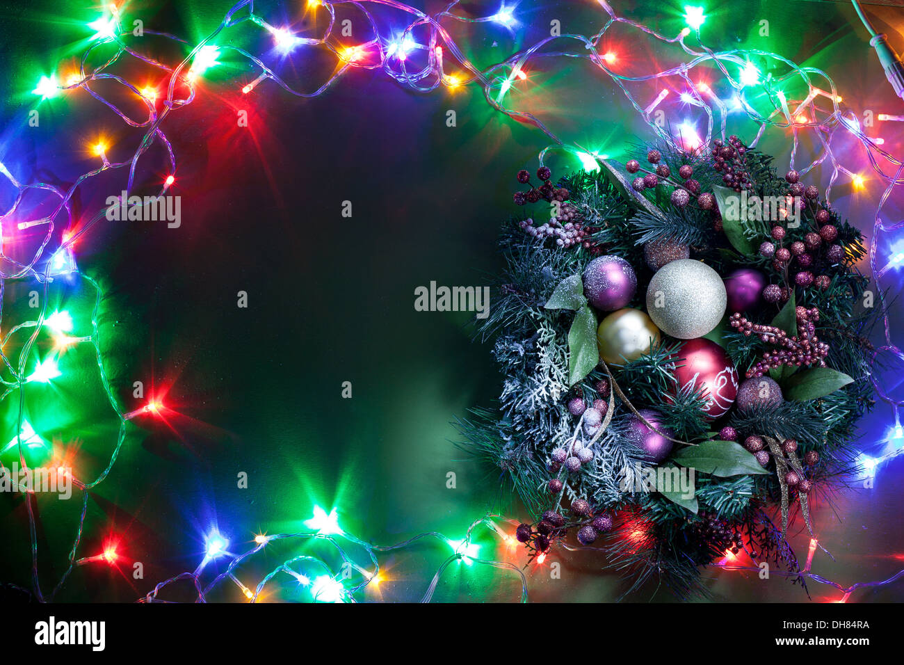 Weihnachts-Dekoration mit Tanne und Kugeln und Lichterketten. Stockfoto