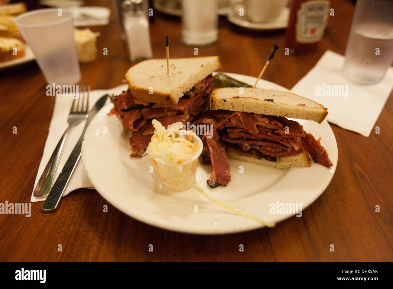 Pastrami auf Roggenbrot mit Senf, New York City, Vereinigte Staaten von Amerika. Stockfoto