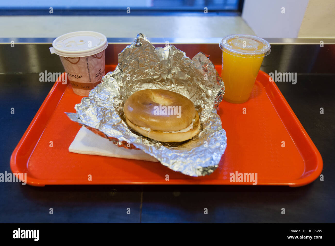 Frühstück Bagel bei Dali Markt Feinkost, 7th Avenue, New York City, Vereinigte Staaten von Amerika. Stockfoto
