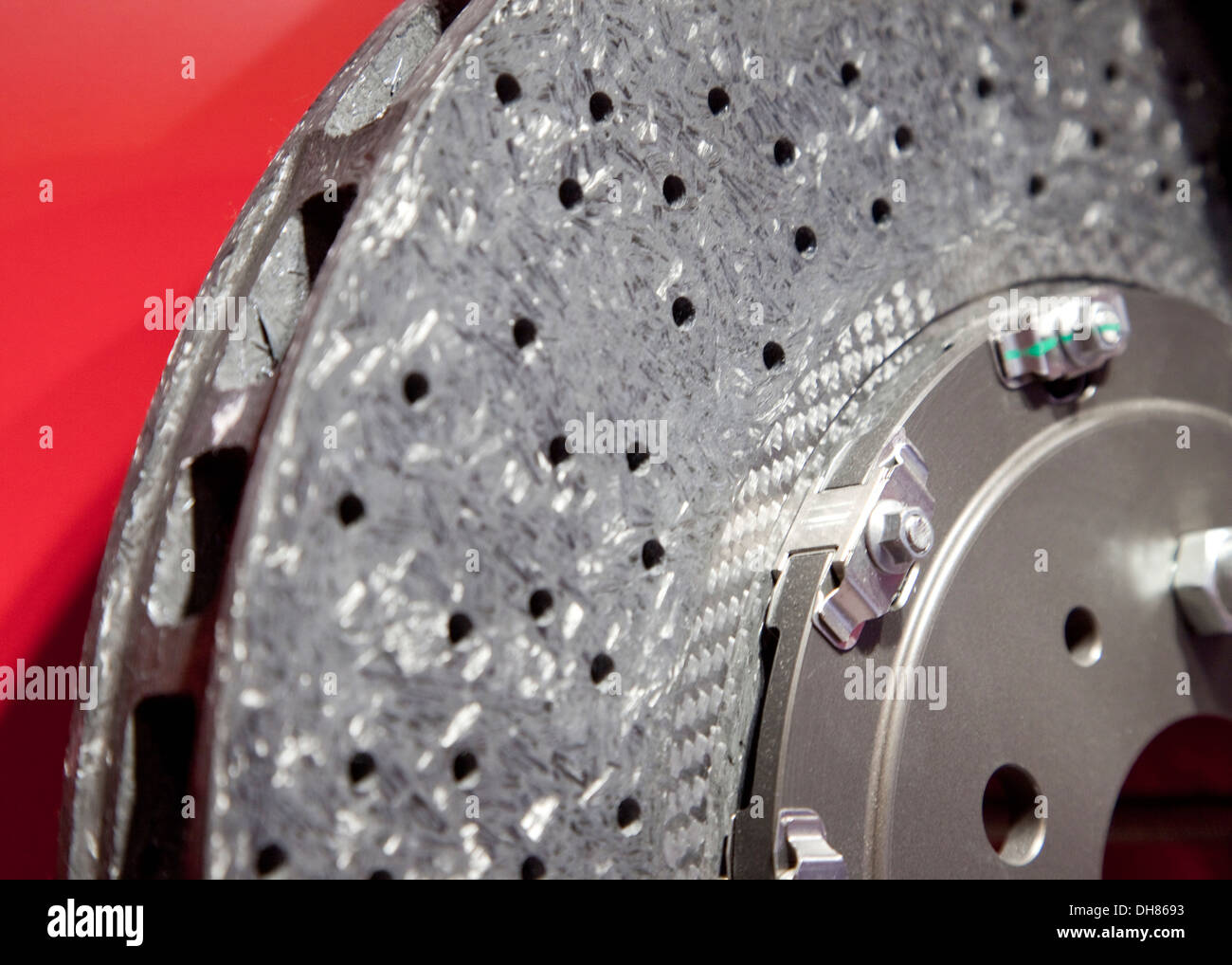 Nahaufnahme einer High Performance Carbon Disc, Bestandteil einer Carbon-Keramik-Bremsanlage von Brembo gemacht Stockfoto