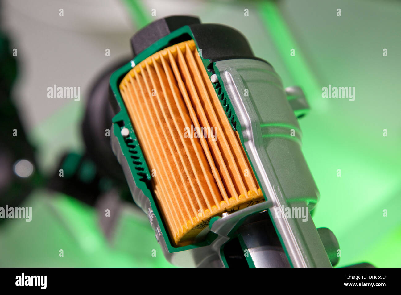 Schnitt durch einen Ölfilter für Autos, von Mann + Hummel Deutschland Stockfoto