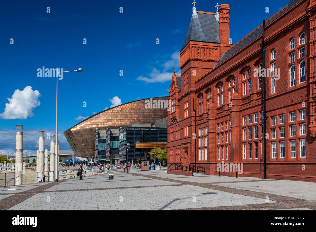 Blick Richtung Wales Millennium Centre und Roald Dahl Plass mit der Pierhead Gebäude auf der rechten Seite, Cardiff Bay. Stockfoto