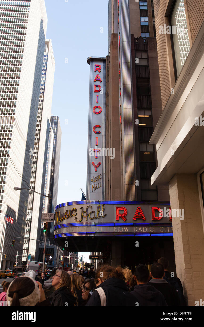 Radio City Music Hall auf der Sixth Avenue, Avenue of the Americas. New York City, Vereinigte Staaten von Amerika. Stockfoto