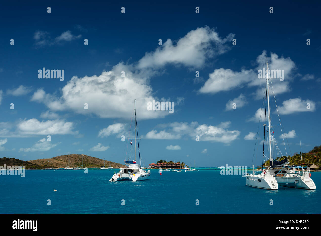 Katamarane in tropischen türkisfarbenen in Britische Jungferninseln an einem sonnigen Tag Stockfoto