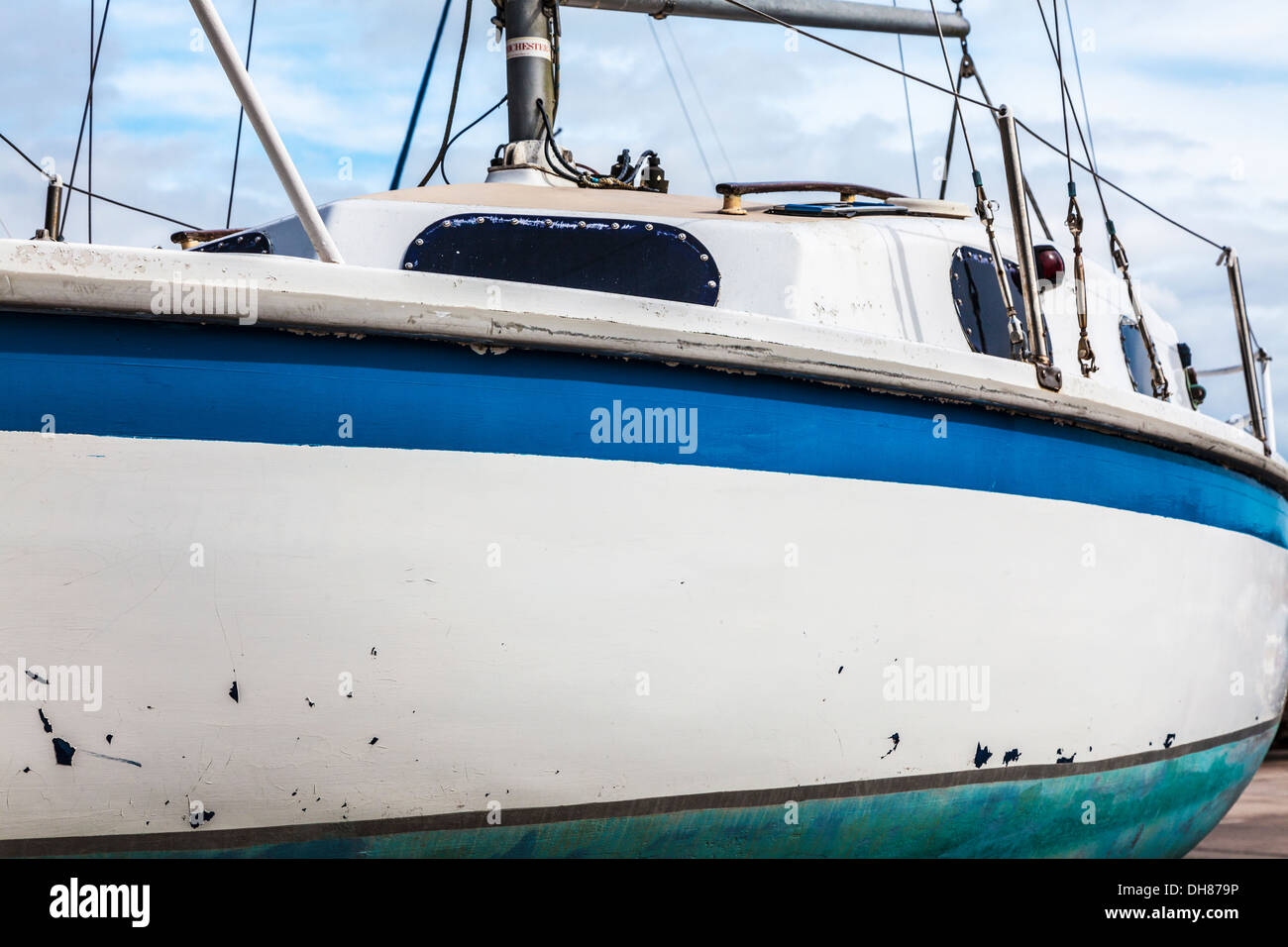 Nahaufnahme des Rumpfes einer Yacht im Trockendock warten auf Wartung und Reparatur. Stockfoto