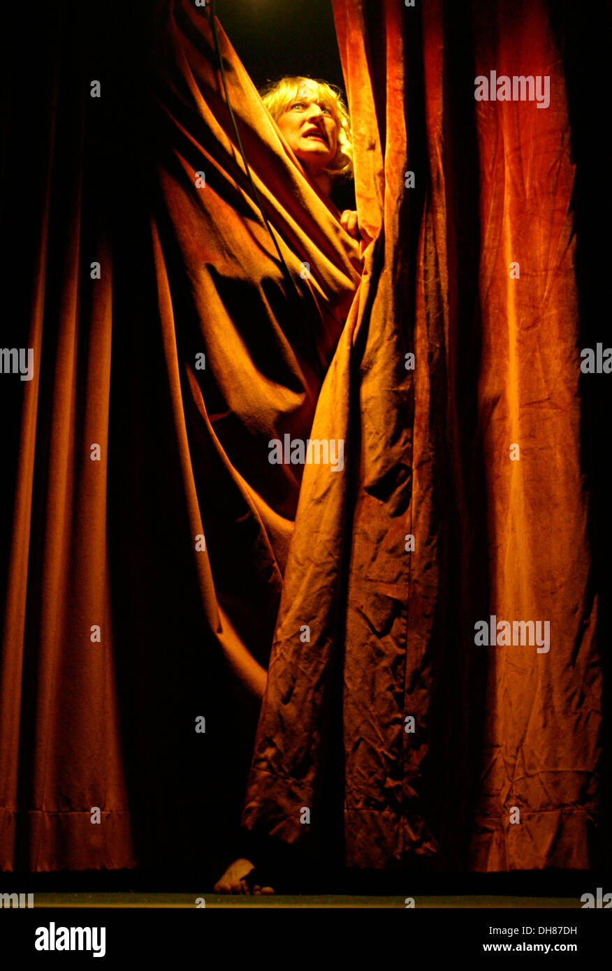 03.05.2004. FNB Tanz Umbrella.Programme 8. Johannesburg Kunst-Galerie. South Africa'the Babysitter-Serie (Teil 2) von Robyn Stockfoto