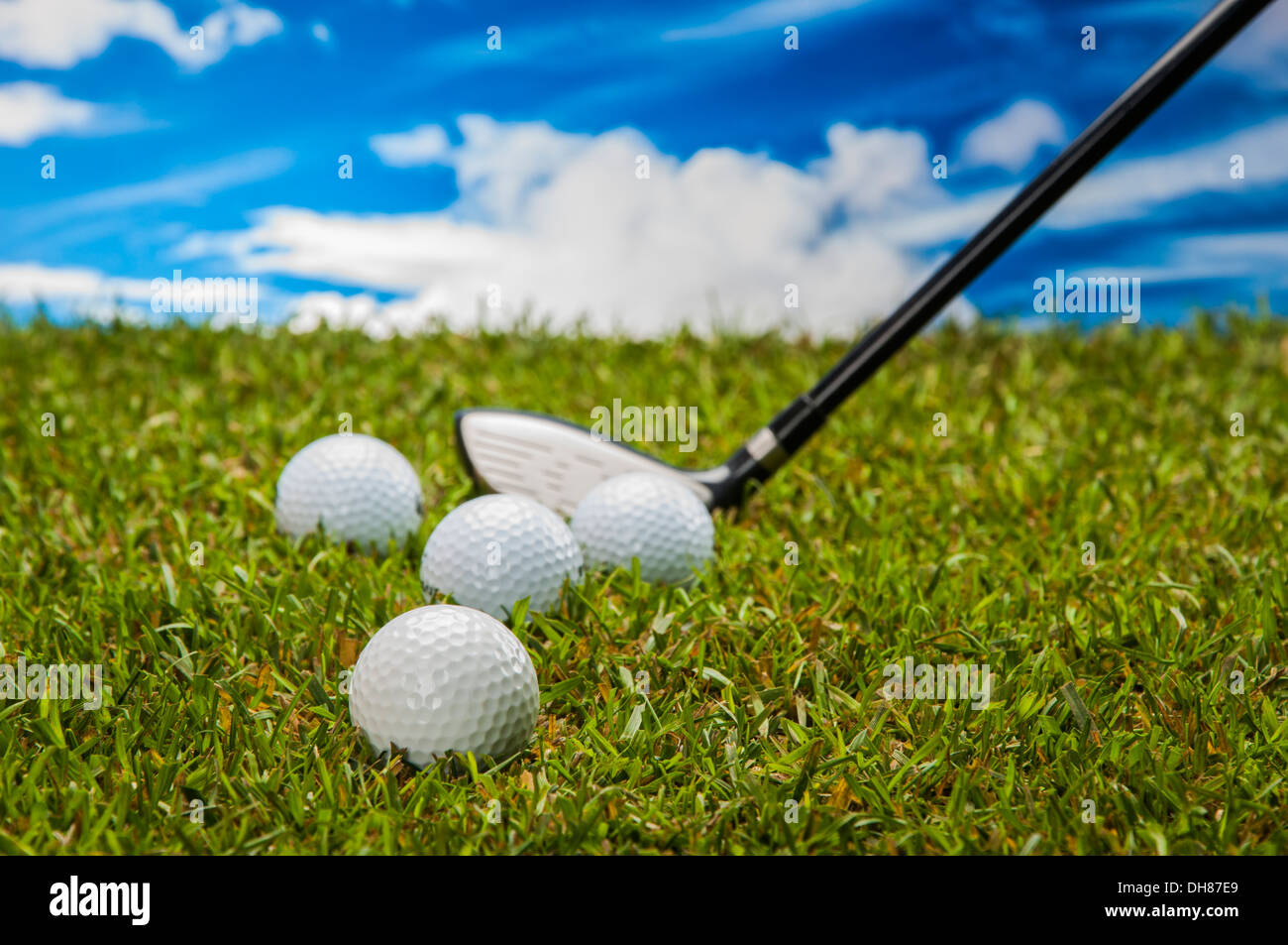 Golf-Zeug auf dem grünen Rasen Stockfoto