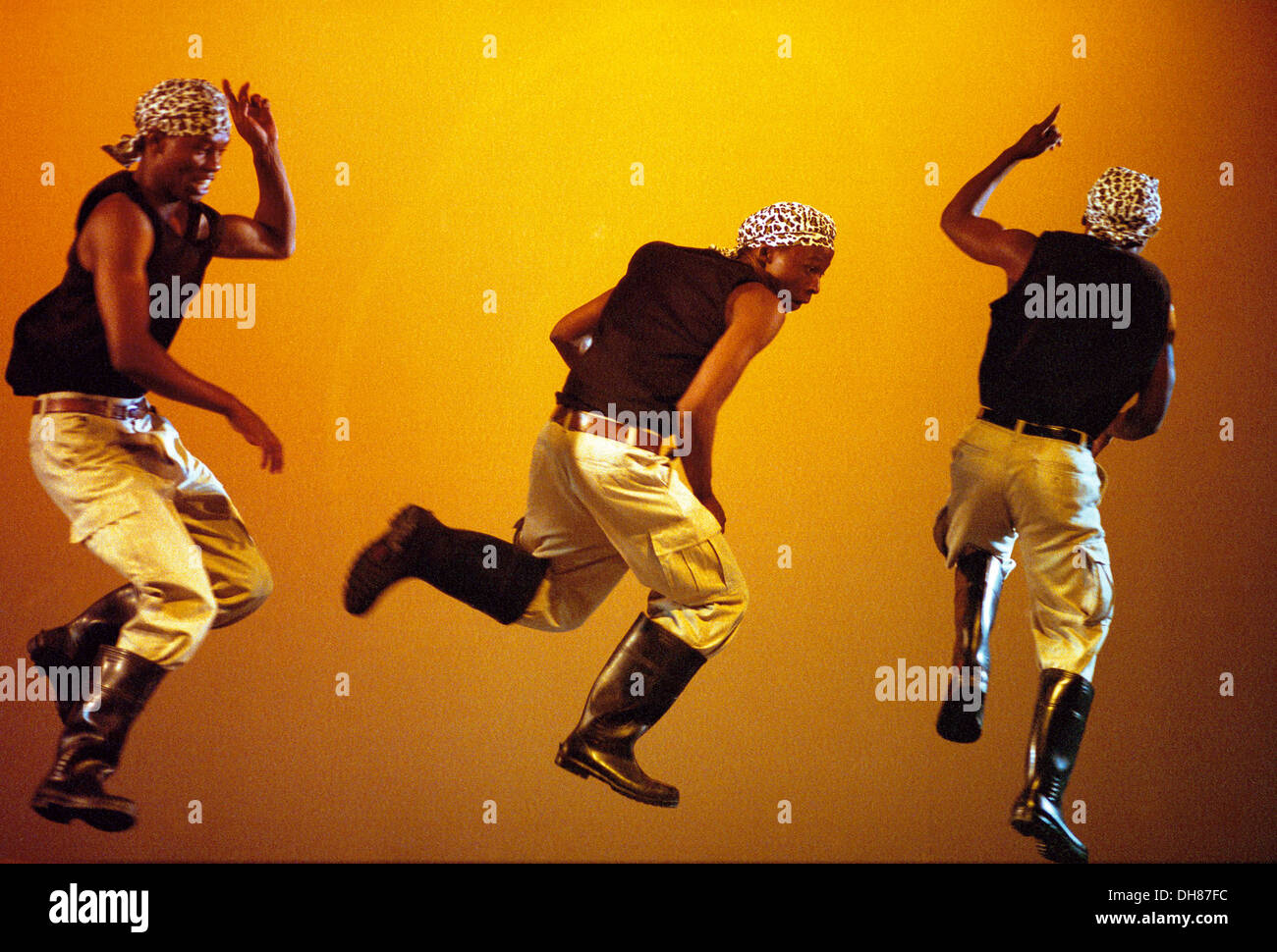 Nach wie vor Bewegung Fotoausstellung Tanz. Eine gemeinsame Ausstellung mit Suzy Bernstein bei MuseumAfrika in 2003.Bakwa Gumboot Stockfoto