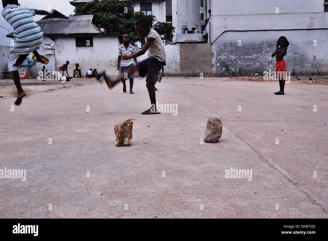 Kinder spielen Fußball auf der Straße in Accra, Ghana. Ohne den Luxus von grasbewachsenen Fußballfeldern, Kinder Leben in der Stockfoto