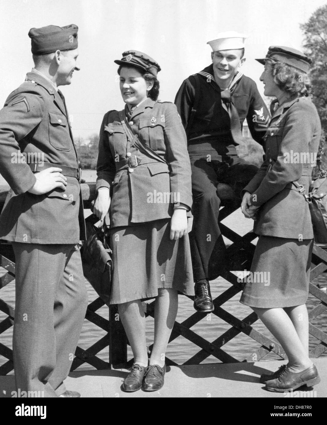 Britische ATS Mädchen chatten mit uns Soldaten während WW11 Stockfoto