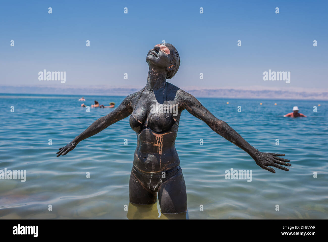 eine Frau, die Anwendung von Totes Meer Schlamm Pflege Körperbehandlung in Jordanien Stockfoto