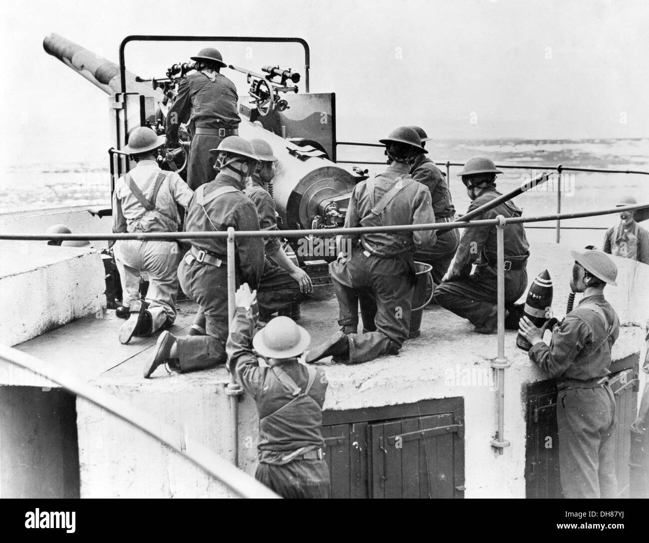 Britische "Gunners" in Gasmasken vorbereiten gegen die Invasion von Deutschland 1940 Stockfoto