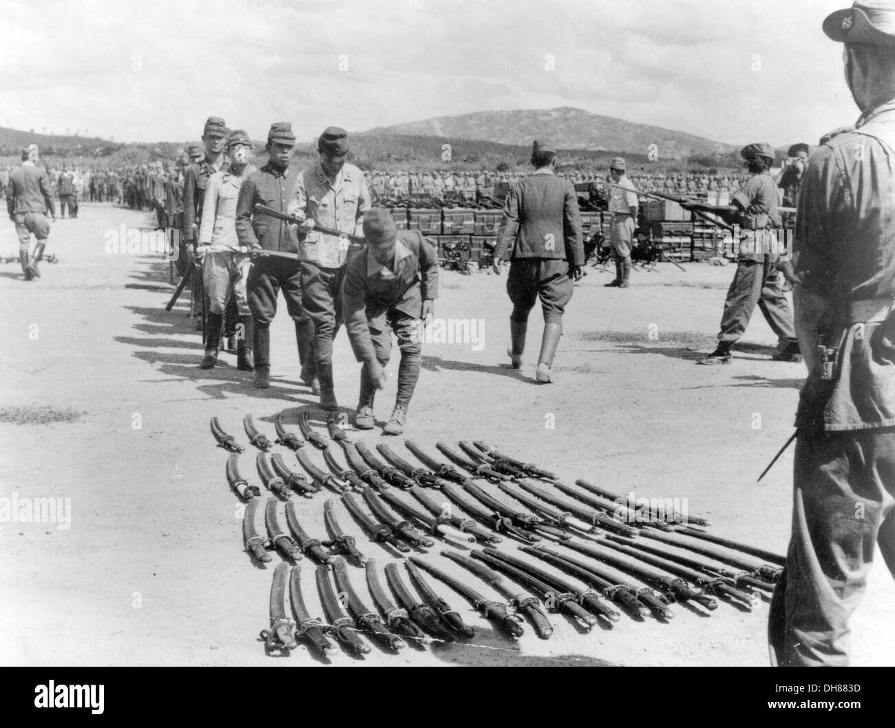 JAPANISCHE OFFIZIERE ERGEBEN IHRE SCHWERTER, BRITISCHE SOLDATEN AM ENDE DES 2. WELTKRIEGES Stockfoto