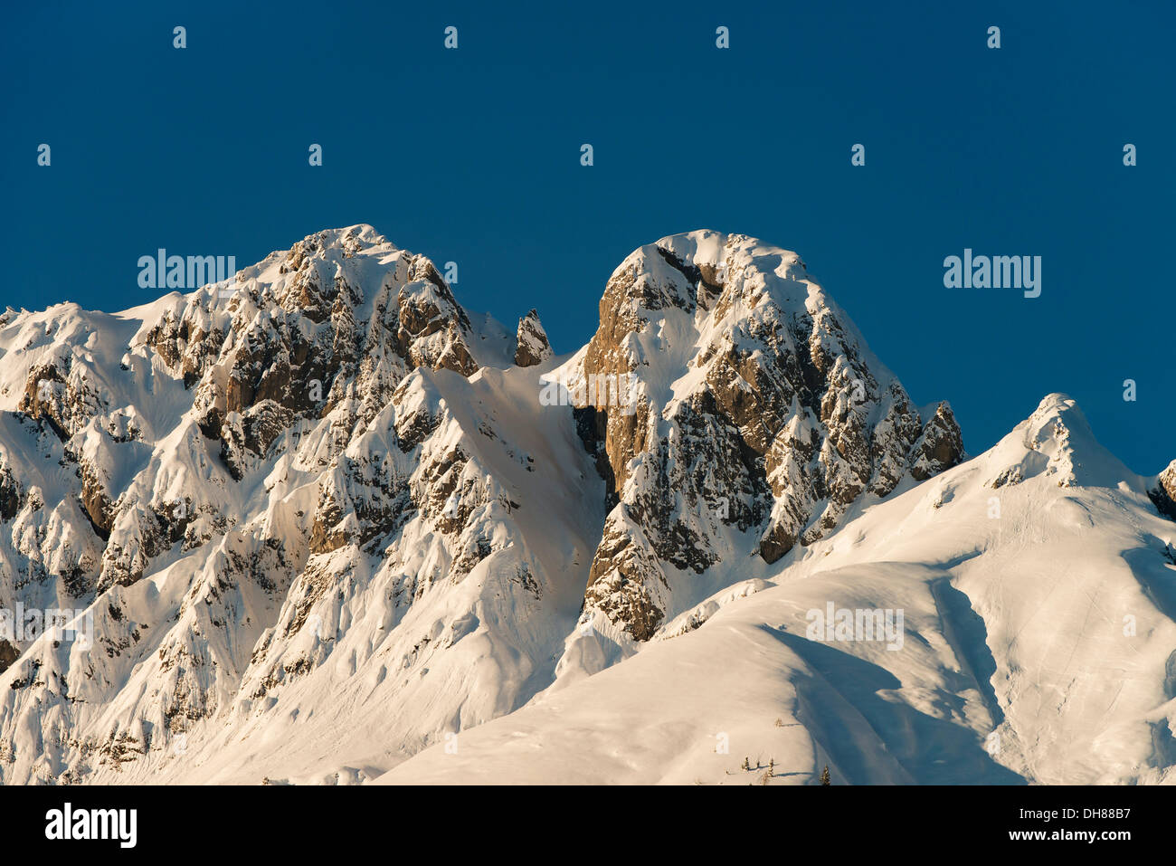 Berglandschaft, Vomper Gebirge im Winter Mt Mittagsspitze und Mt Fiechter Spitze, Karwendelgebirge, Tyrol Stockfoto