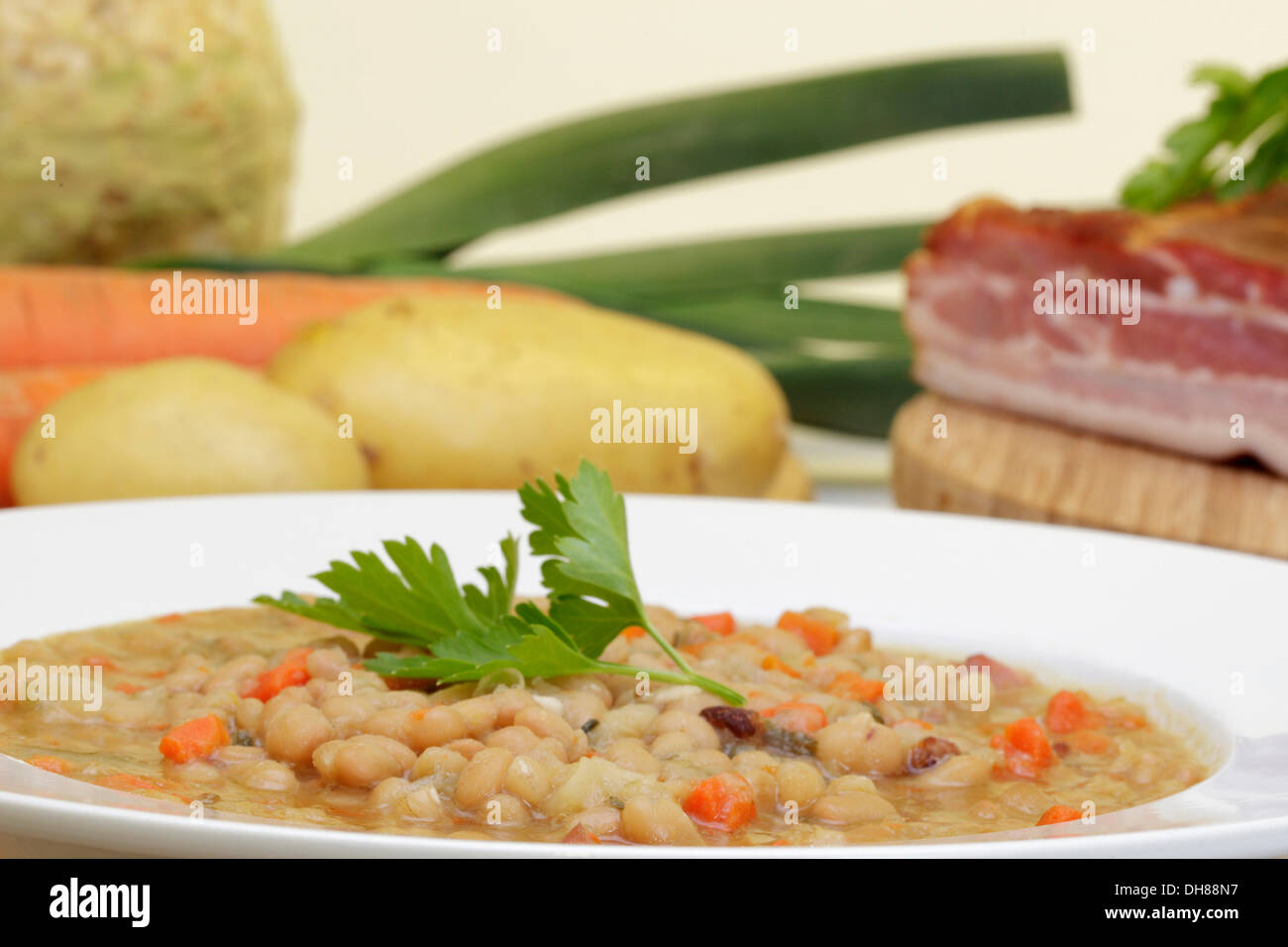 Weiße Bohnensuppe, Eintopf, mit Zutaten, Sellerie, Lauch, Kartoffeln ...