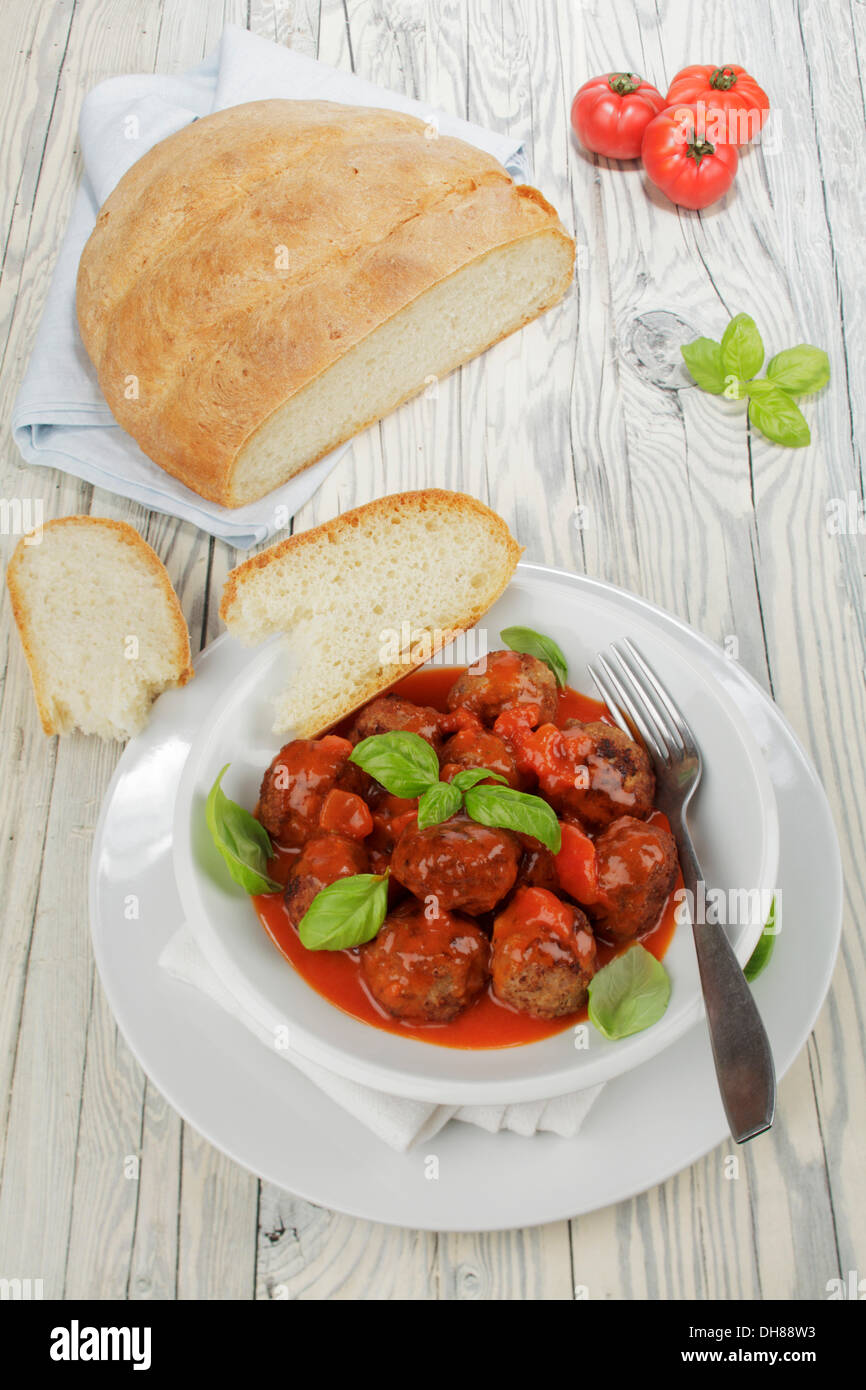 Fleischbällchen in Tomatensauce, mit Weißbrot Stockfoto