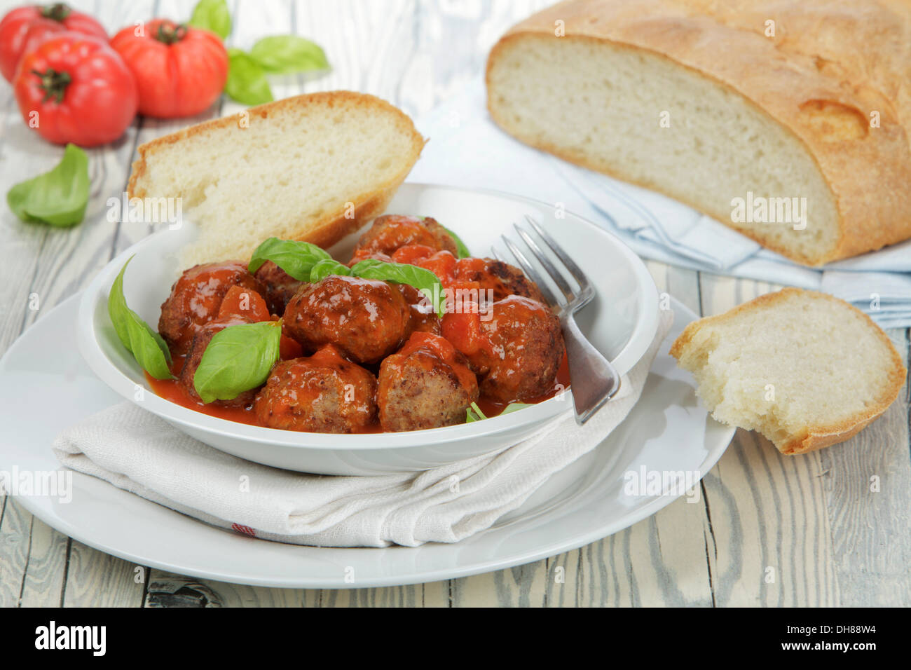 Fleischbällchen in Tomatensauce, mit Weißbrot Stockfoto