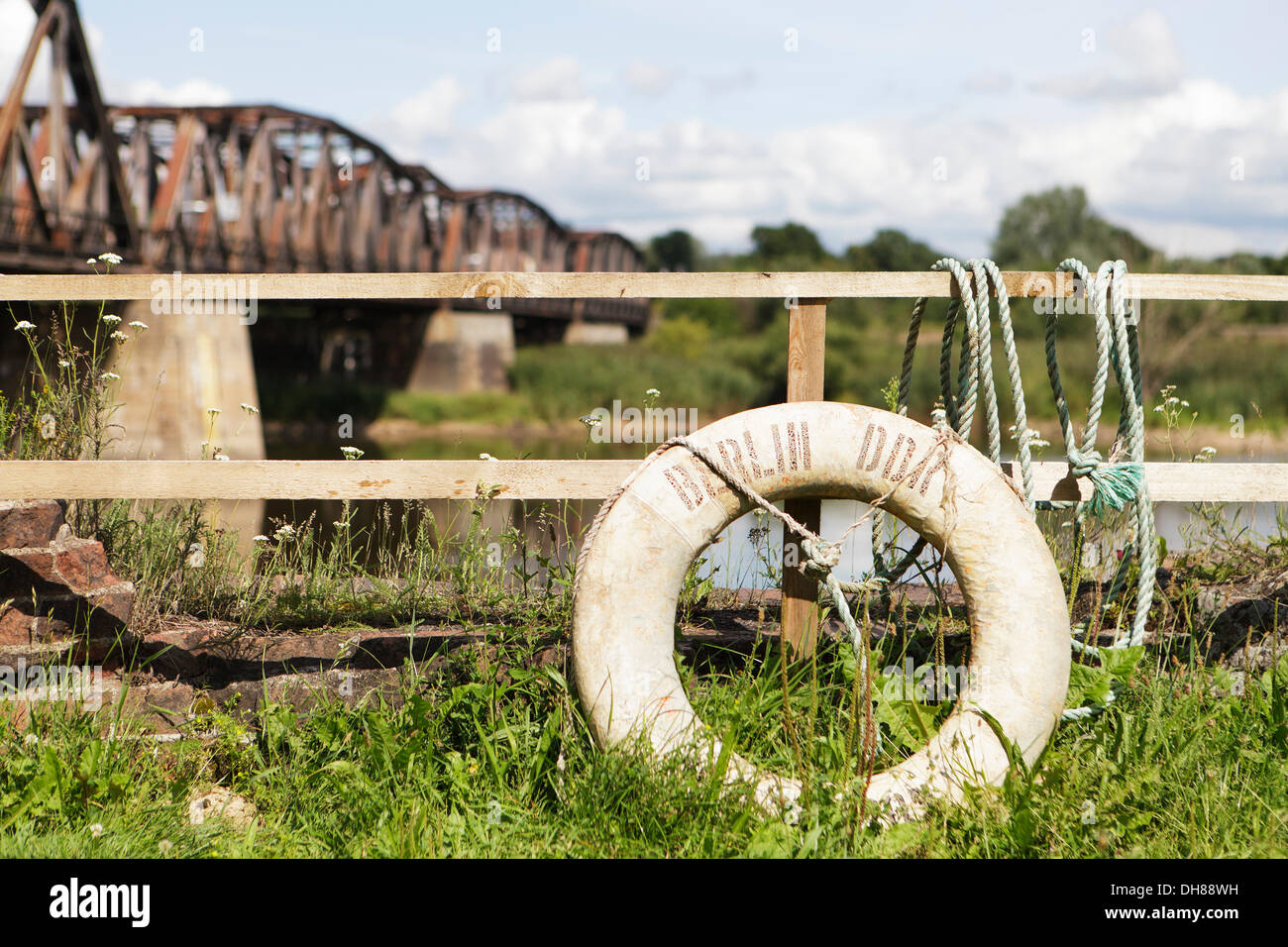 Eisenbahnbrücke über den Grenzfluss Oder, deutsch-polnischen Grenze, Kuestrin, Kostrzyn, Rettungsring mit der Aufschrift "Berlin Stockfoto