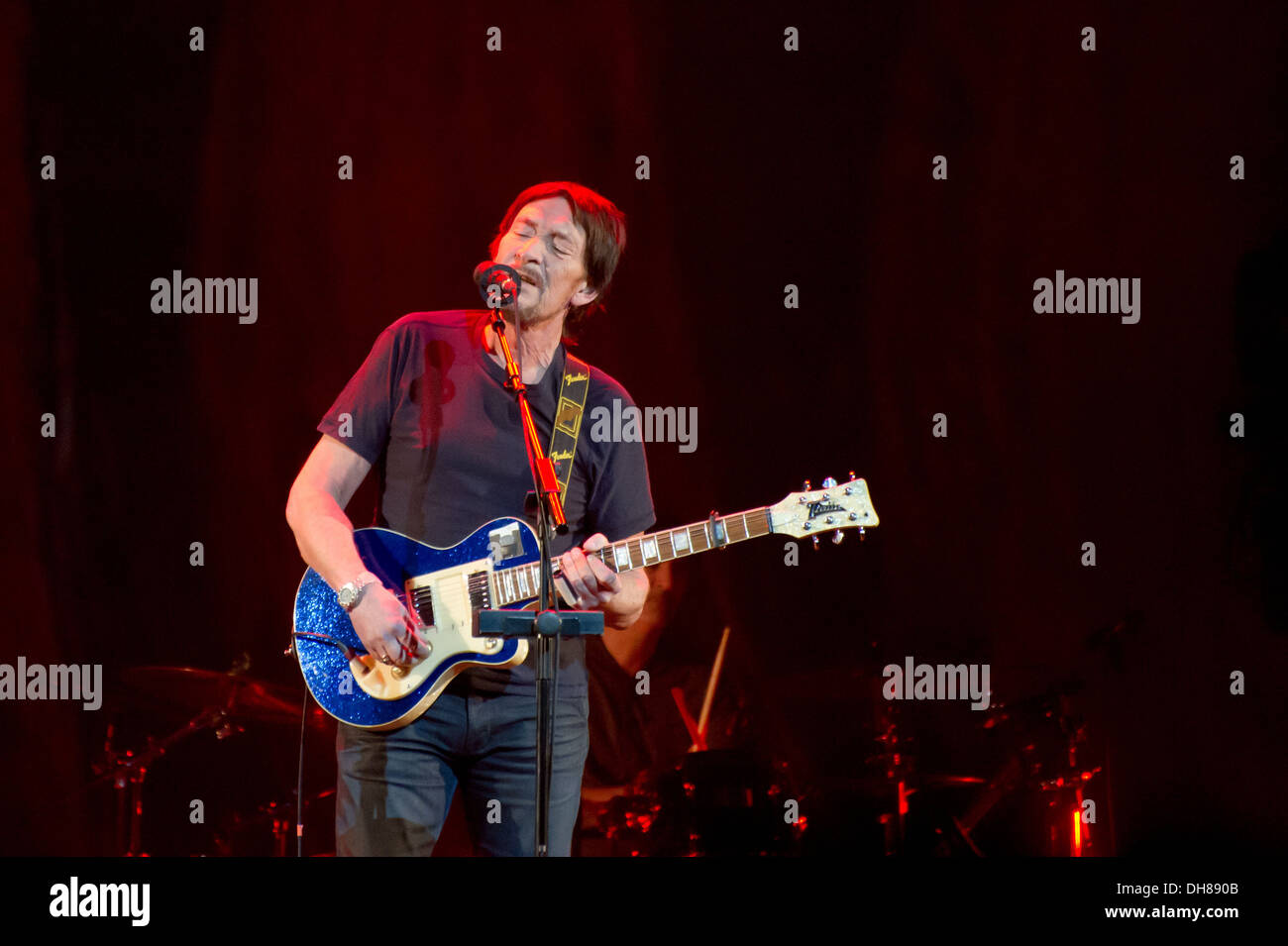 Chris Rea die live auf der Bühne in National Indoor Arena während seiner Santo Spirito Tour Birmingham England - 01.04.12 Stockfoto