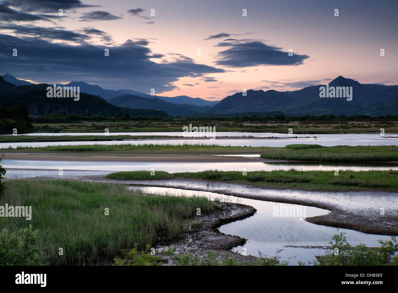 Mit Blick auf Snowdonia Bergkette vom Porthamdog Cob während Sommer Sonnenuntergang. Stockfoto