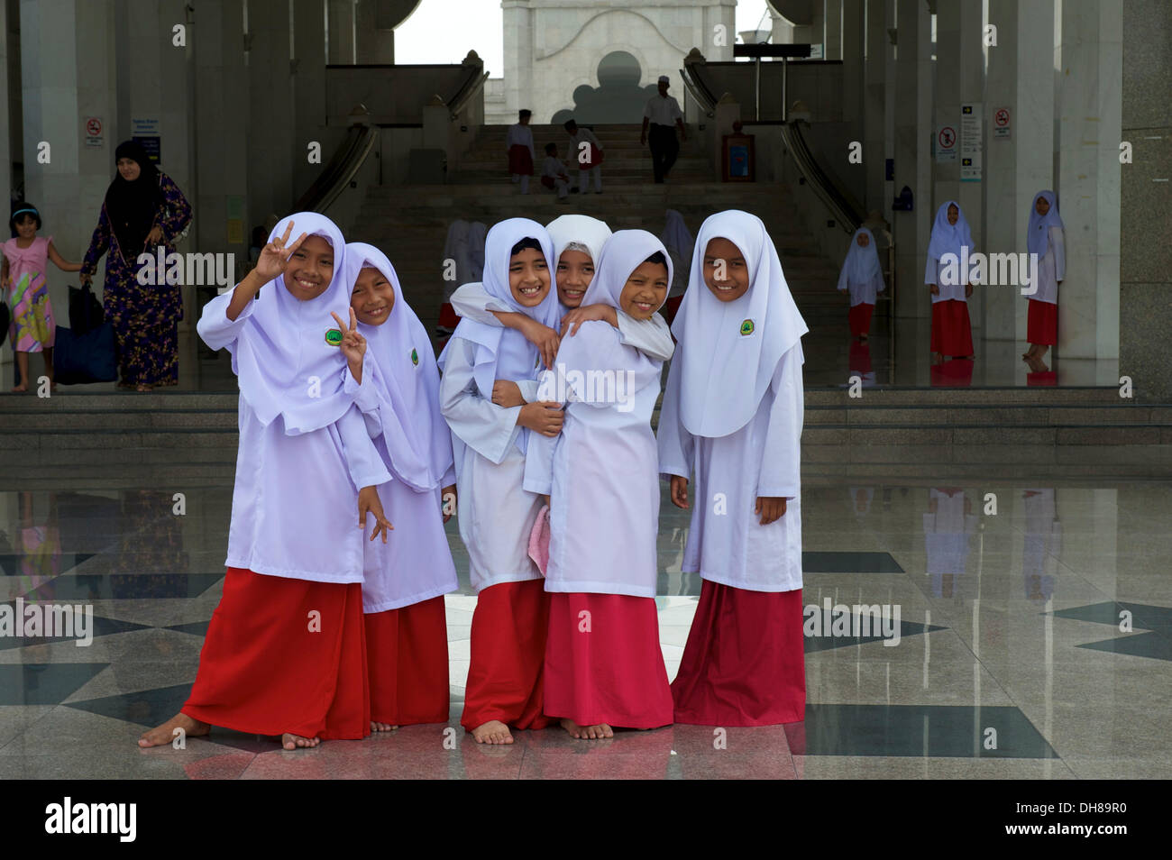 SchülerInnen einer islamischen Schule in der Wilaya Persekutan Moschee, Kuala Lumpur, Malaysia, Südost-Asien Stockfoto